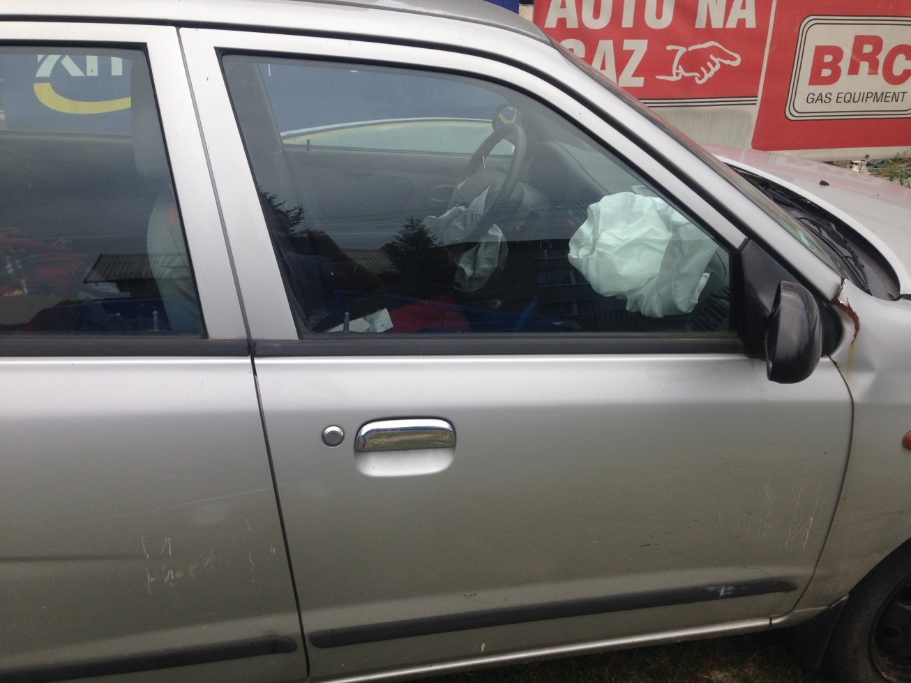 suzuki Alto 5D дверь передняя 2004