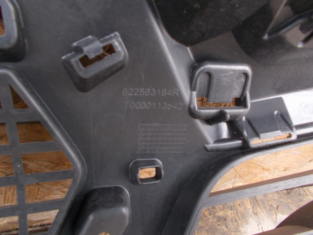 решетка радиатора renault CLIO IV 4 2012-