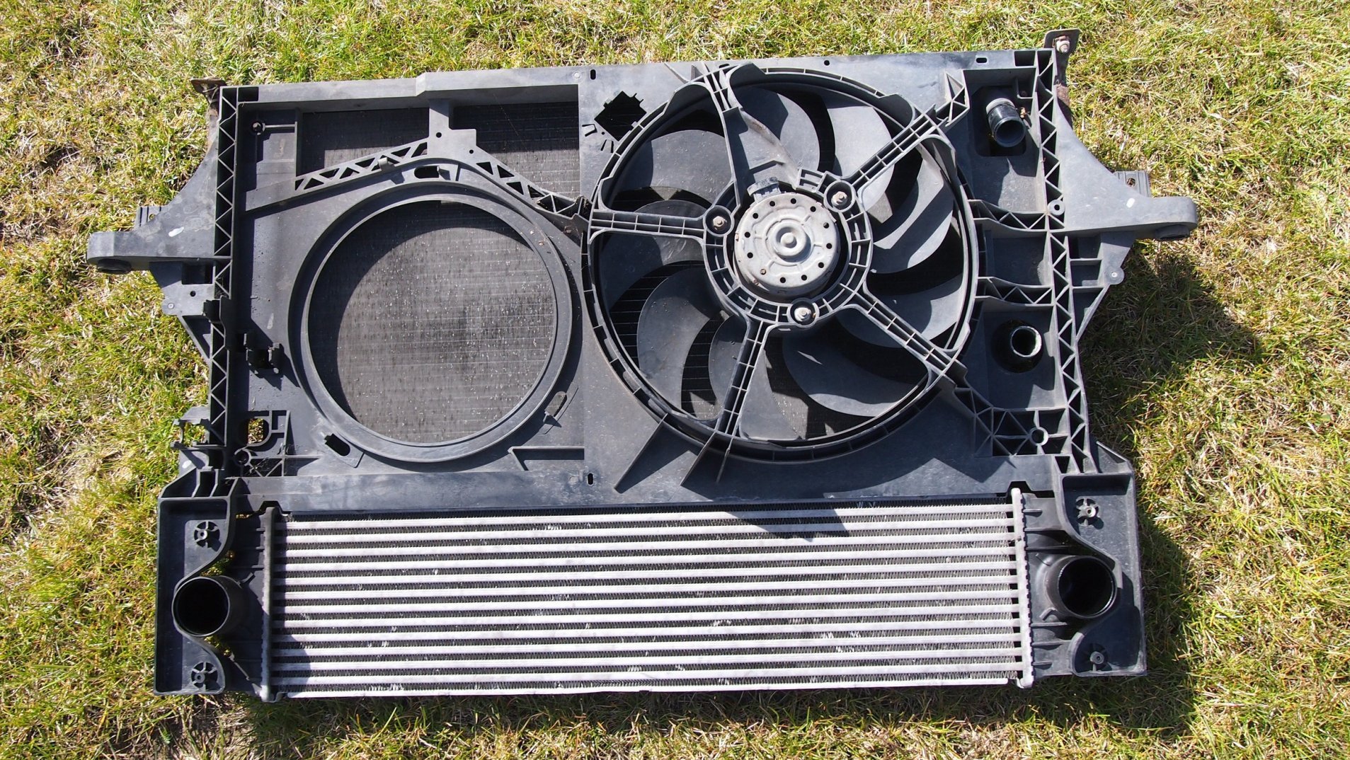 Корпус водяного радиатора 2.5 DCI Master Fan