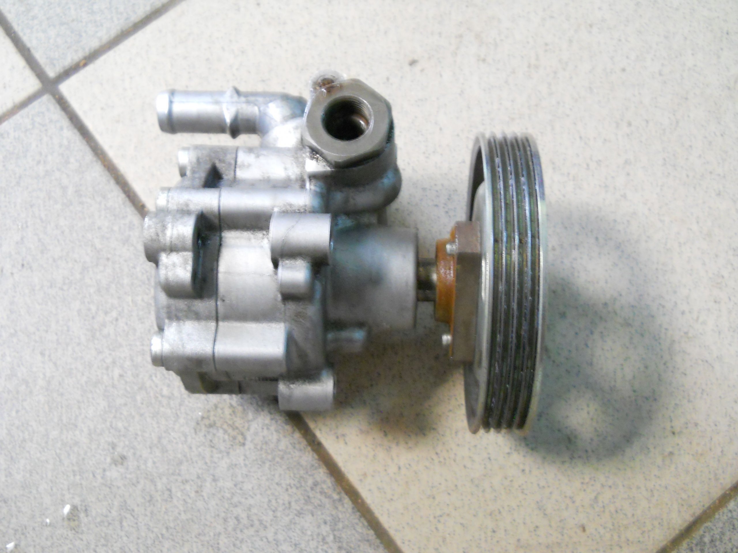 Dacia OE 7613955614 насос гидроусилителя