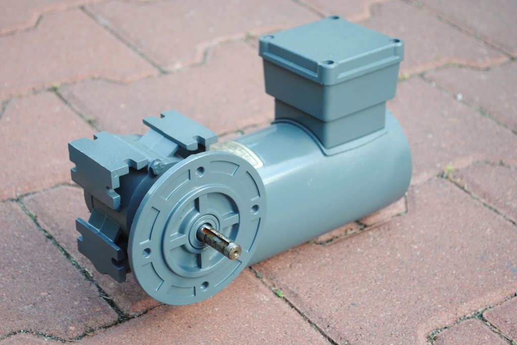 Motoreduktor kątowy 0.09kw. 90obr./min.. LENZE