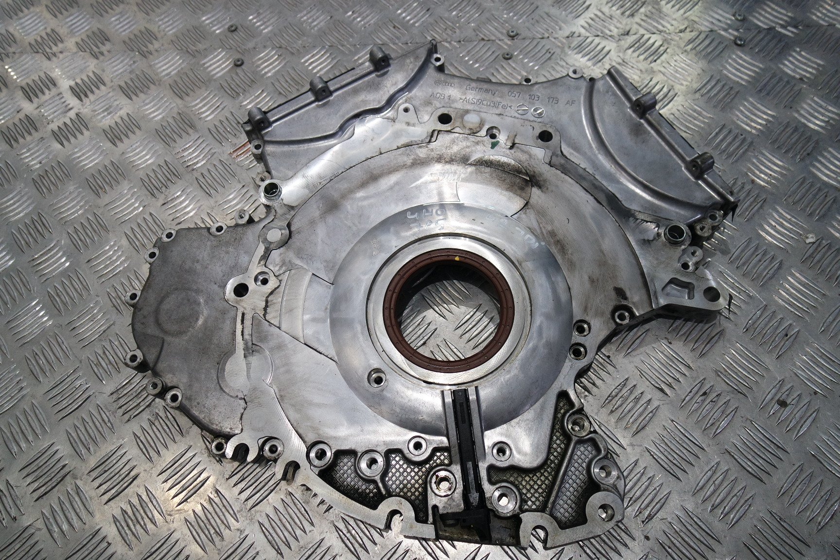 Корпус крышка ГРМ AUDI A8 D4 4.2 057103173AF
