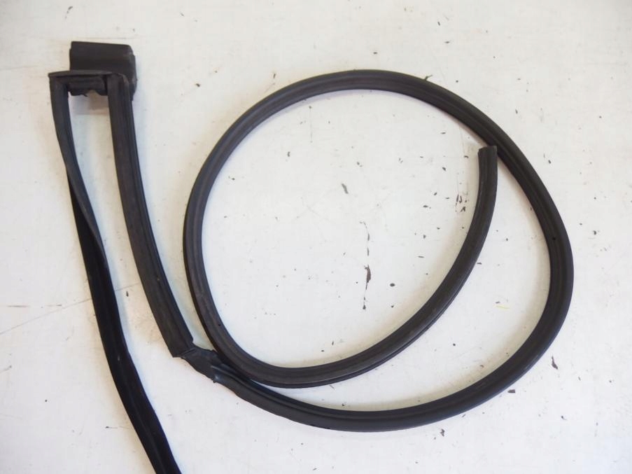 GOLF III IV CABRIO USZCZELKA DRZWI PRAWA 1E0847330 Producent części Volkswagen OE