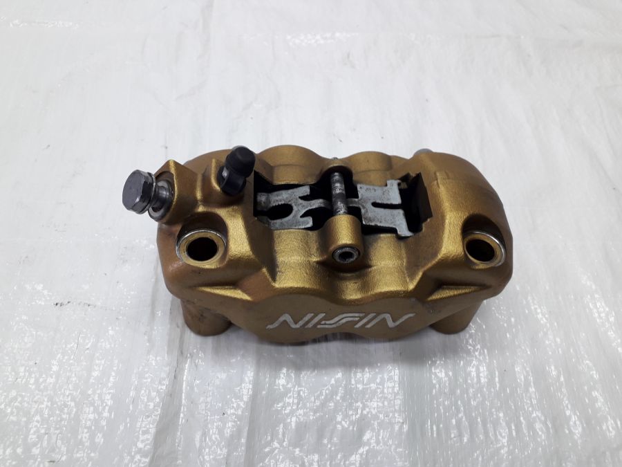 TRIUMPH STREET TRIPLE 675R ПЕРЕДНИЙ ЛЕВЫЙ ЗАЖИМ