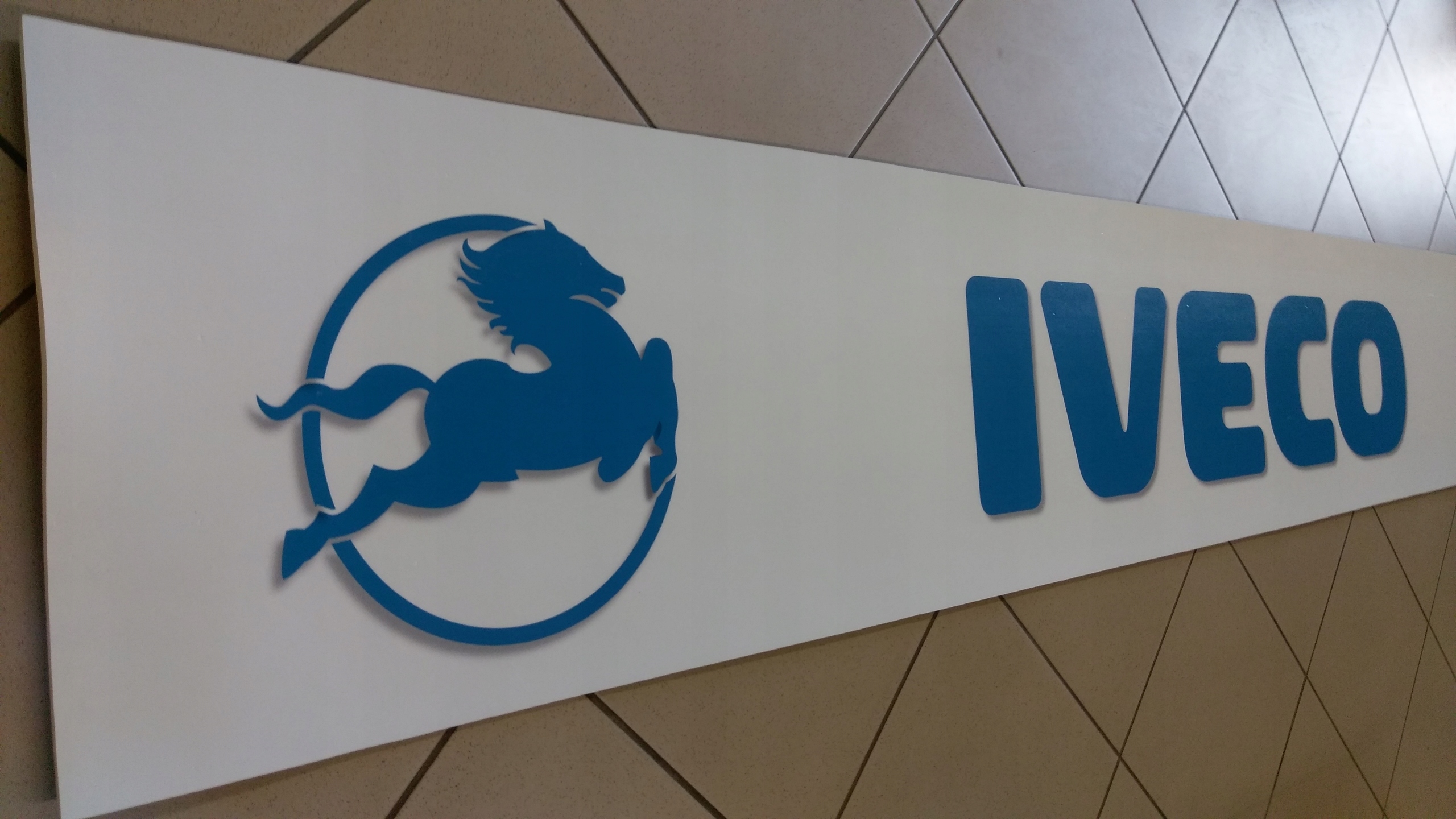 Chlapacz fartuch naczepy przyczepy IVECO bialy Installation side Rear