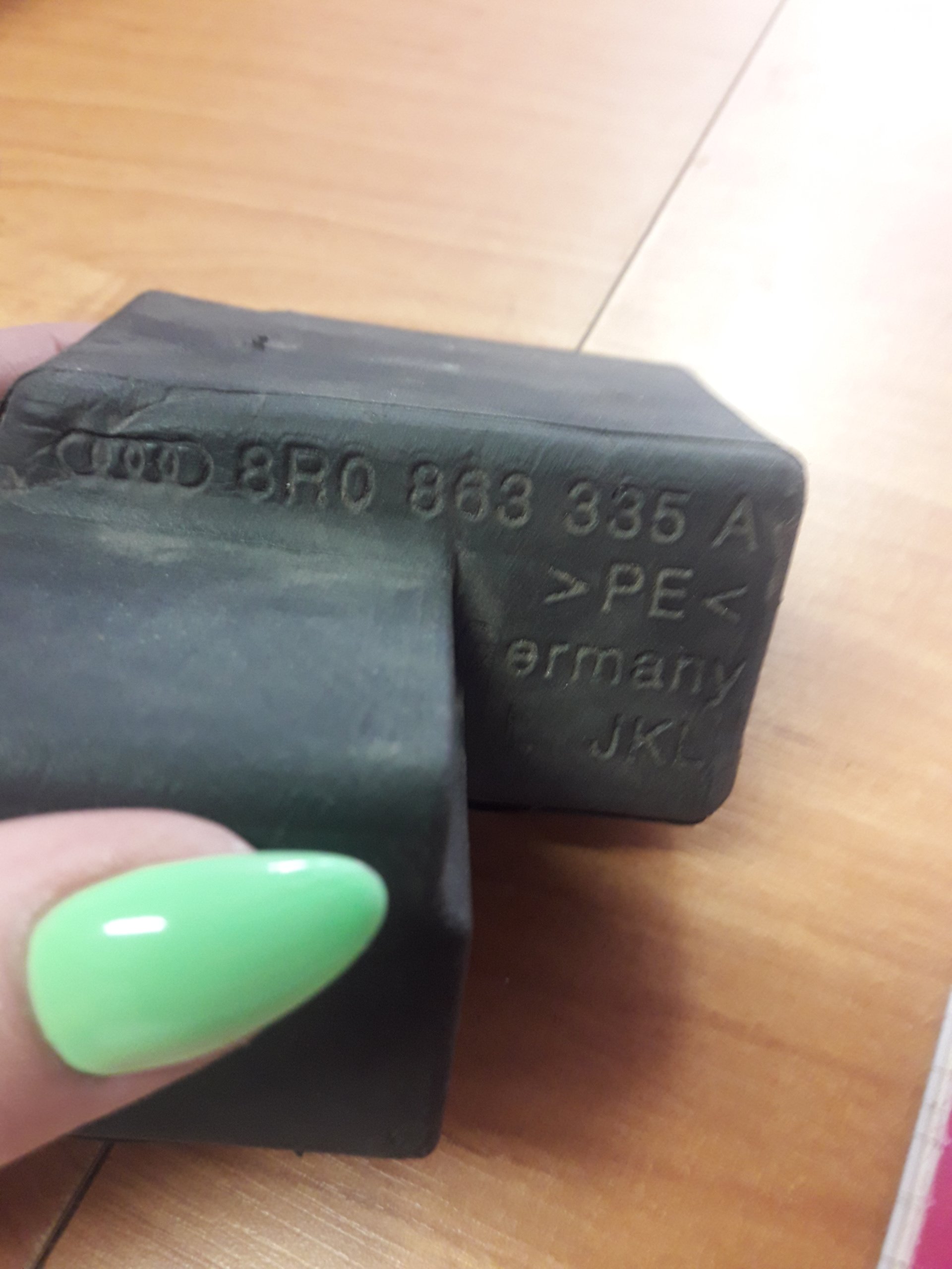 AUDI Q5 WYGŁUSZENIE PODSZYBIA PIANKA Producent części Audi OE