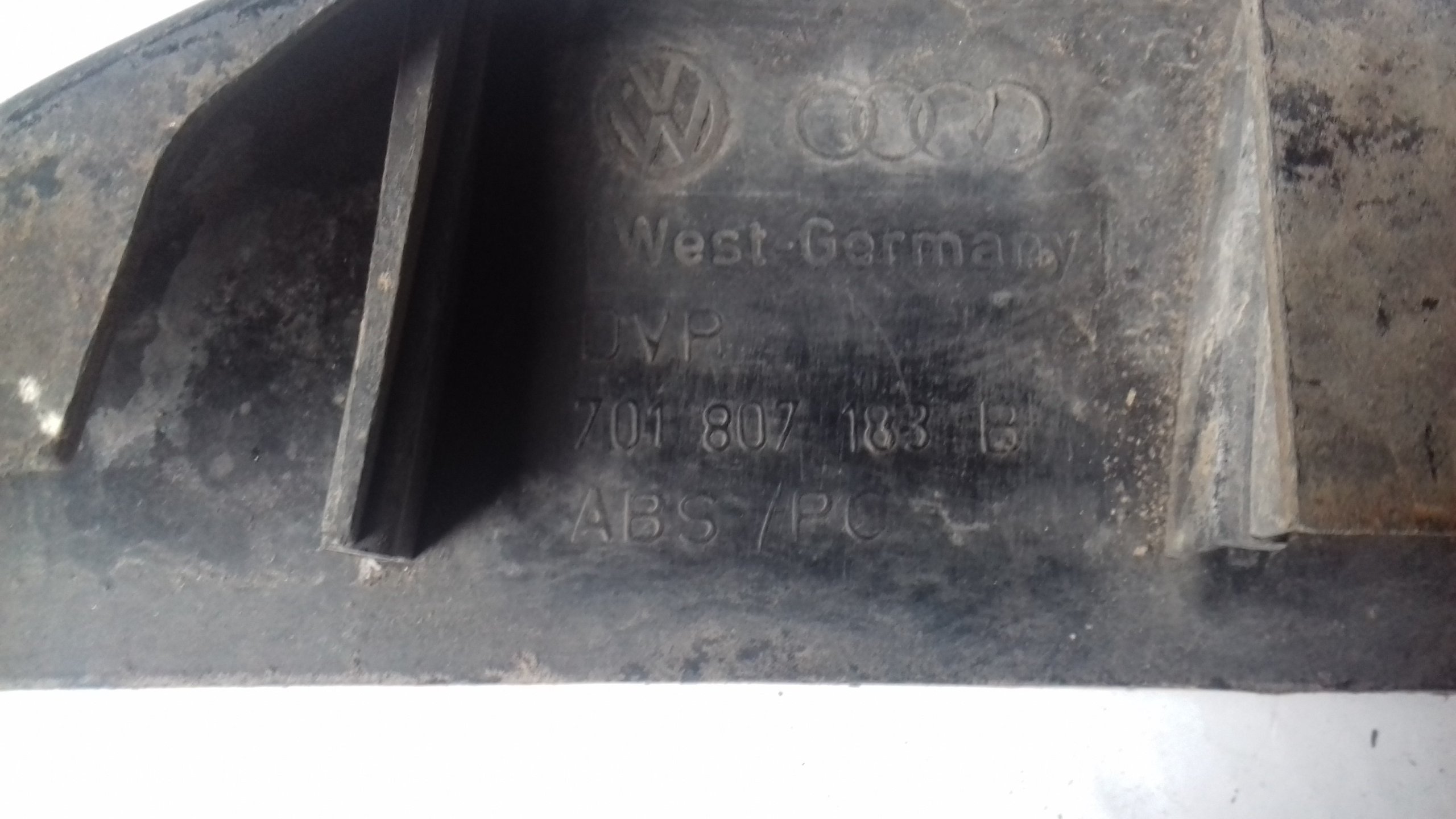 VW T4 SLIZG LISTWA BELKA ZDERZAKA PRZOD 701807183B Producent części Volkswagen OE