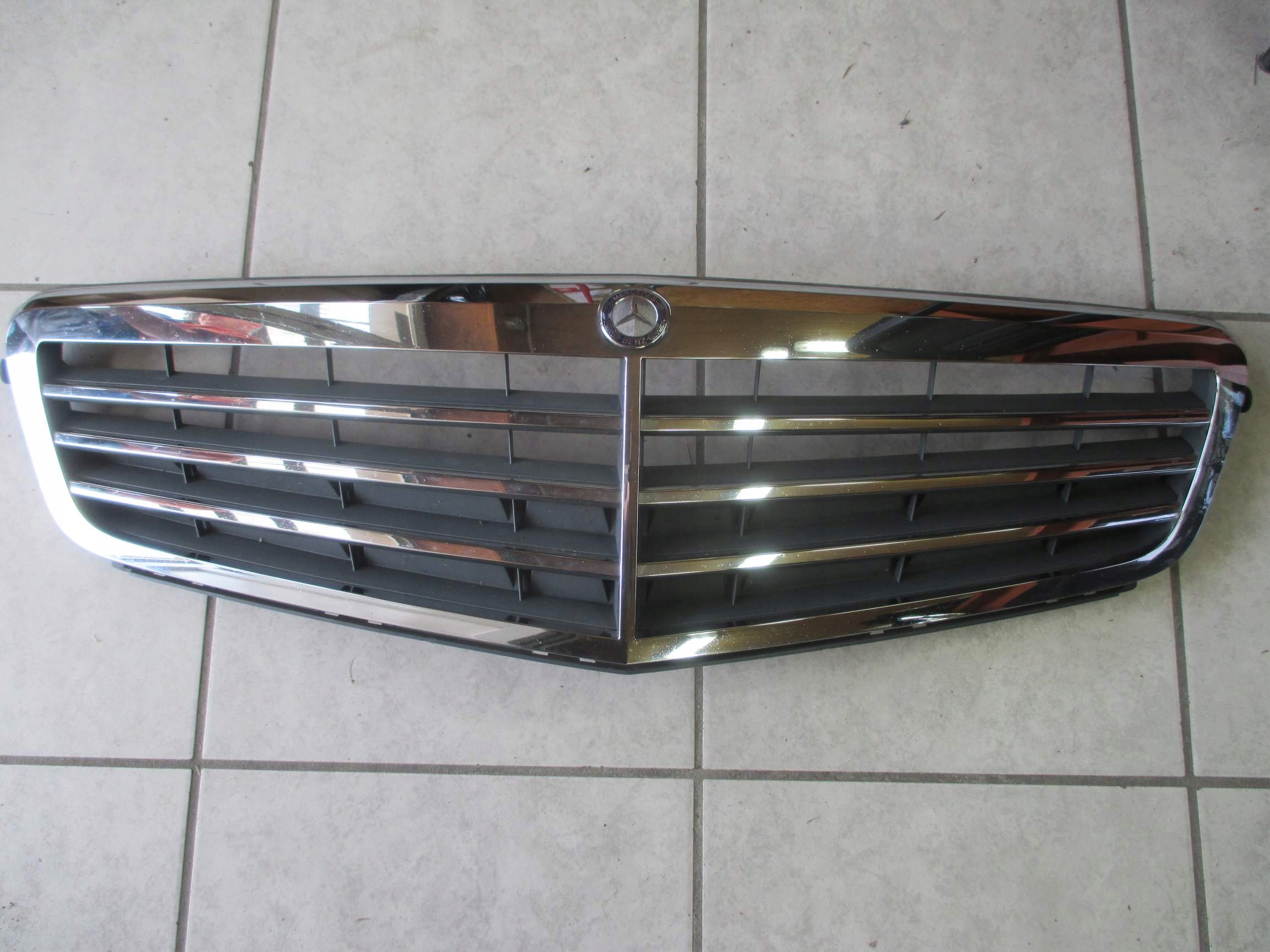 решетка радиатора MERCEDES W204 2007r->