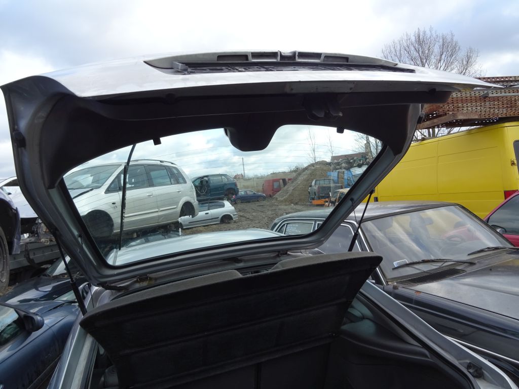 Toyota Avensis and HB boot door rear