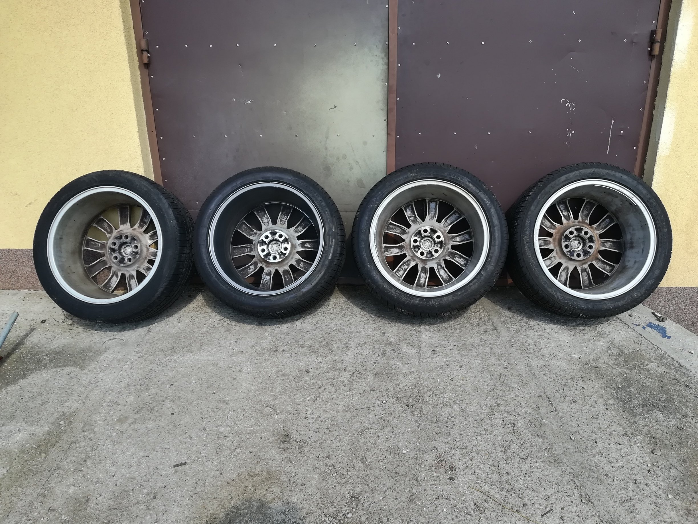 KOŁA RANGE ROVER SPORT PIRELLI 275/40 20 5X120 Rodzaj opon Letnie