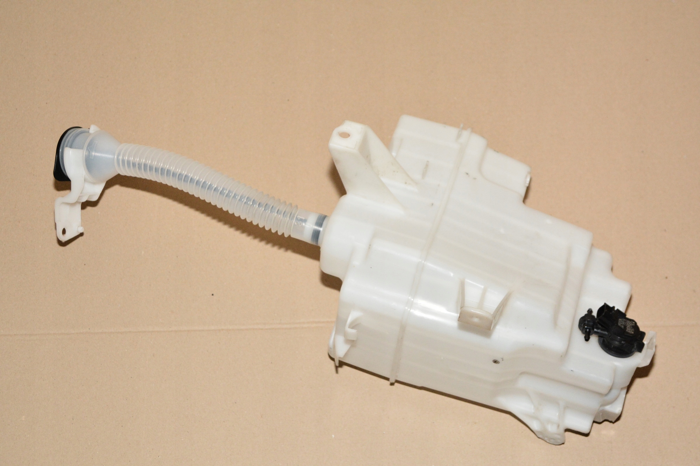 Бачок омивача RAV4 13-2018r XENON