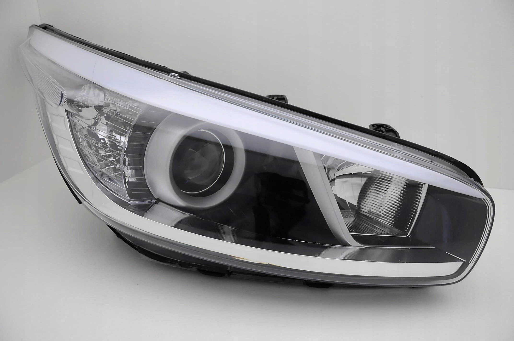 KIA PRO-CEED 13- LAMPA REFLEKTOR PRAWY NOWY DEPO^ Strona zabudowy prawa