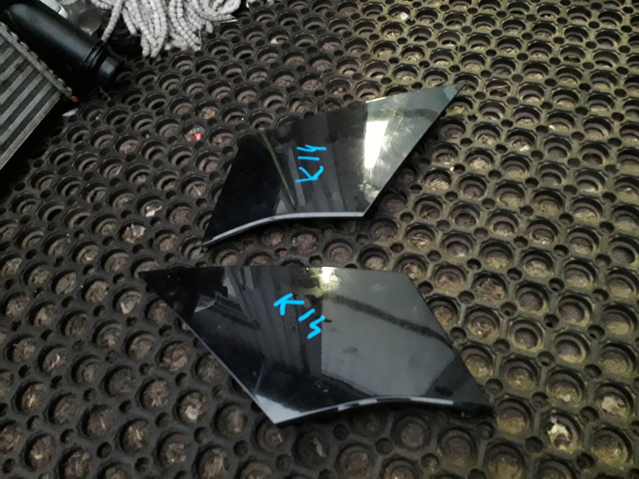 Наружная накладка стойки NISSAN MICRA K14 справа