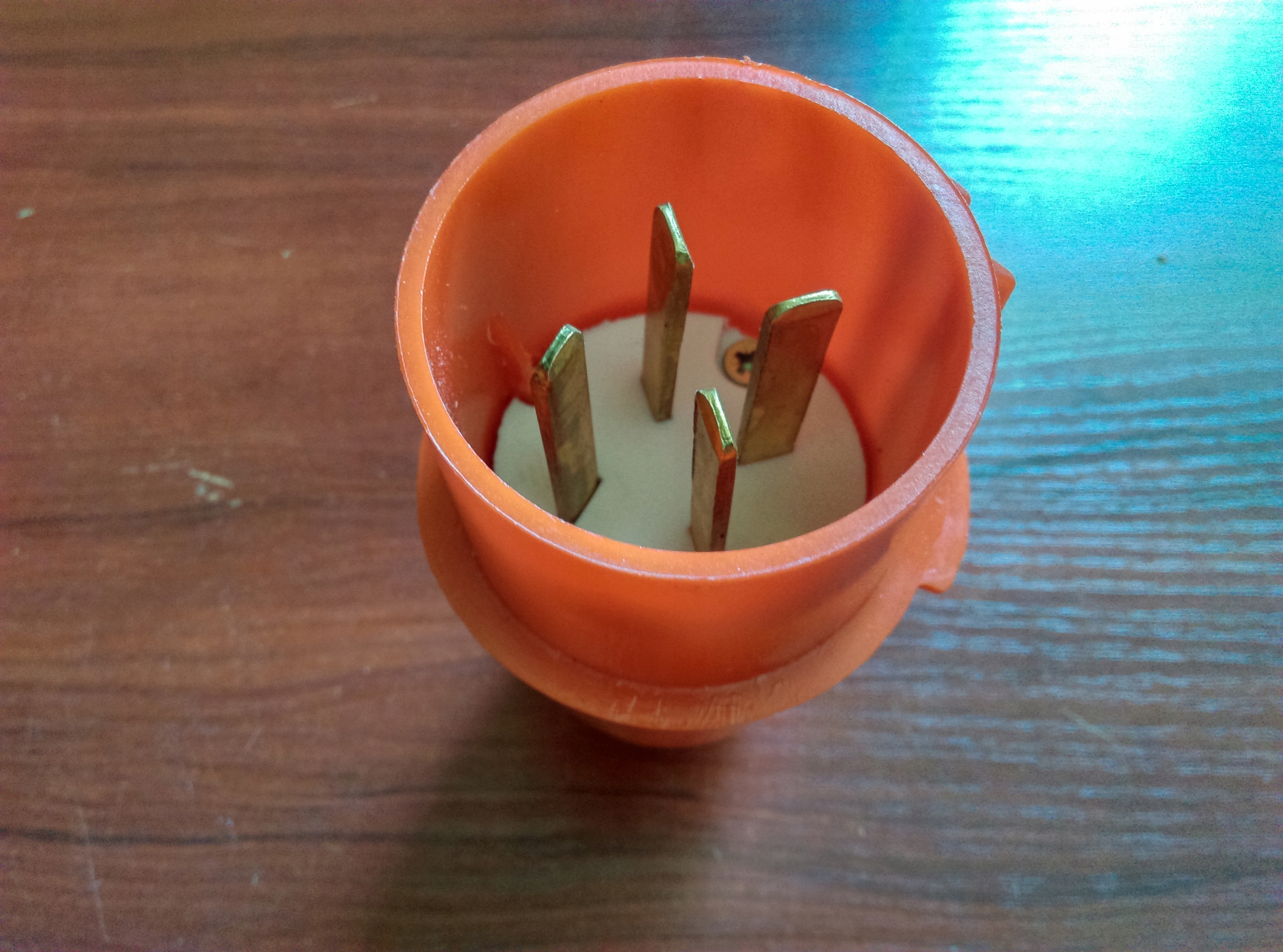 

Wtyczka 4x32A płaskie bolce plastik, nowa