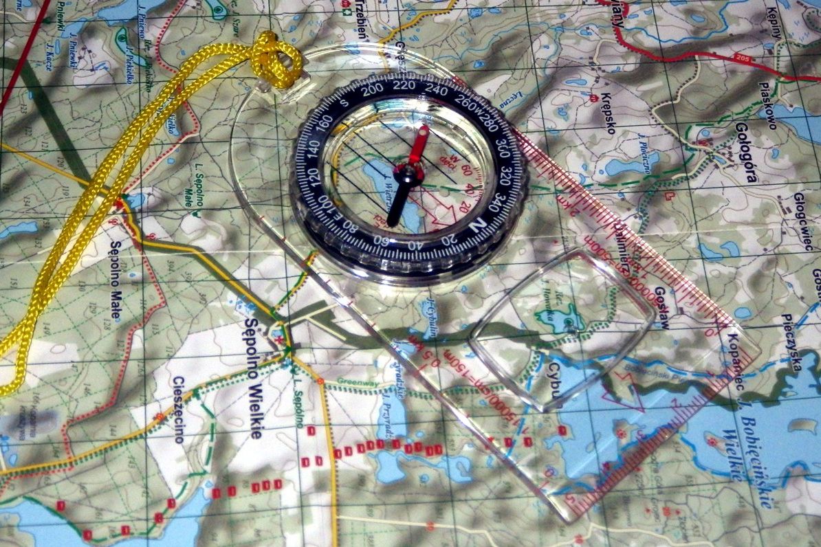 KOMPAS BUSOLA TURYSTYCZNY PŁYTKA Z LUPĄ Marka Wiking