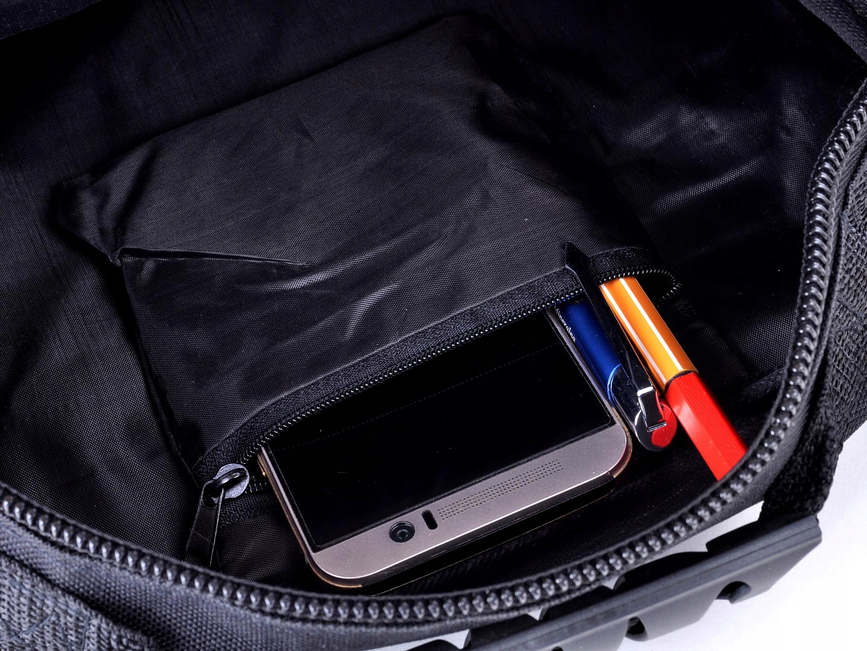 CODZIENNA CZARNA TORBA MĘSKA NA RAMIĘ Z KABURĄ 13L Szerokość (dłuższy bok) 33 cm