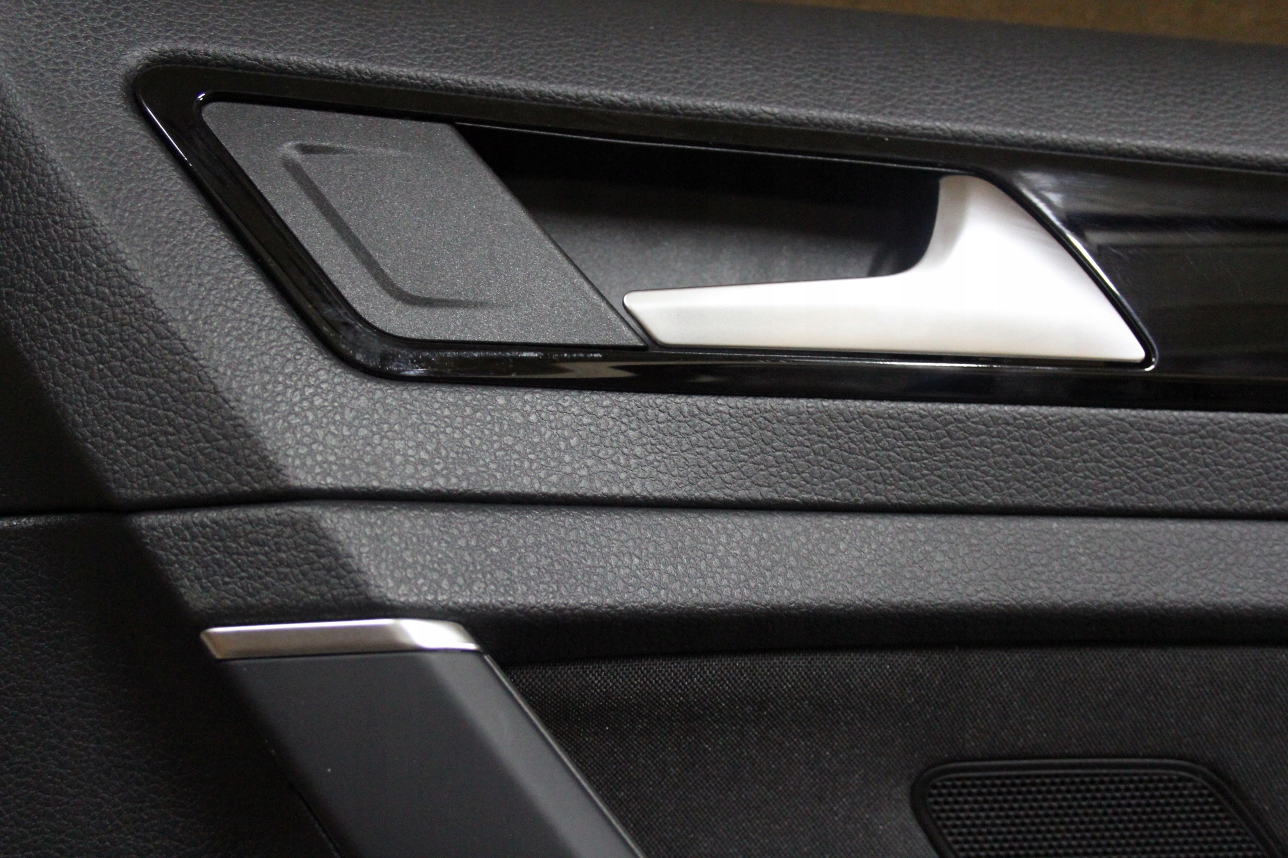 TAPICERKA DRZWI TYŁ PRAWE GOLF 7 NOWE Producent części Volkswagen OE