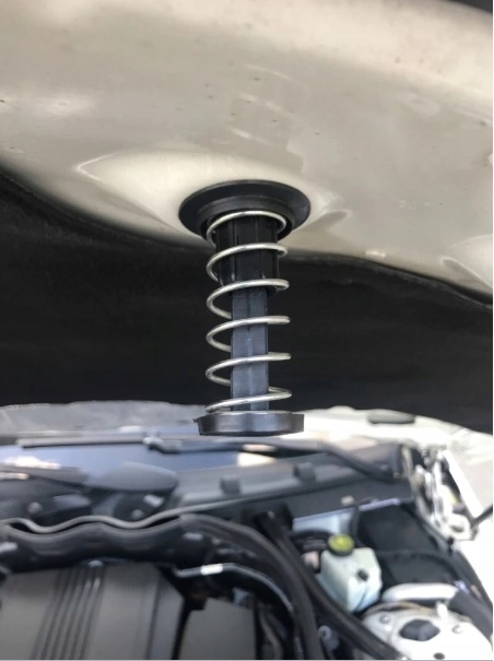 ODBOJNIK MASKI SPRĘŻYNA MERCEDES W204 A2048800227 Producent części Inny