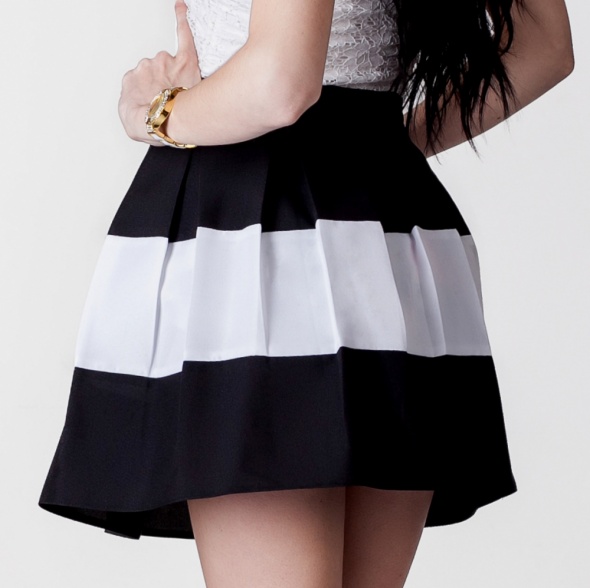 SPÓDNICZKA MINI w PASY CZARNO BIAŁA ROZKLOSZOWANA w ZAKŁADKI XS Wzór dominujący paski