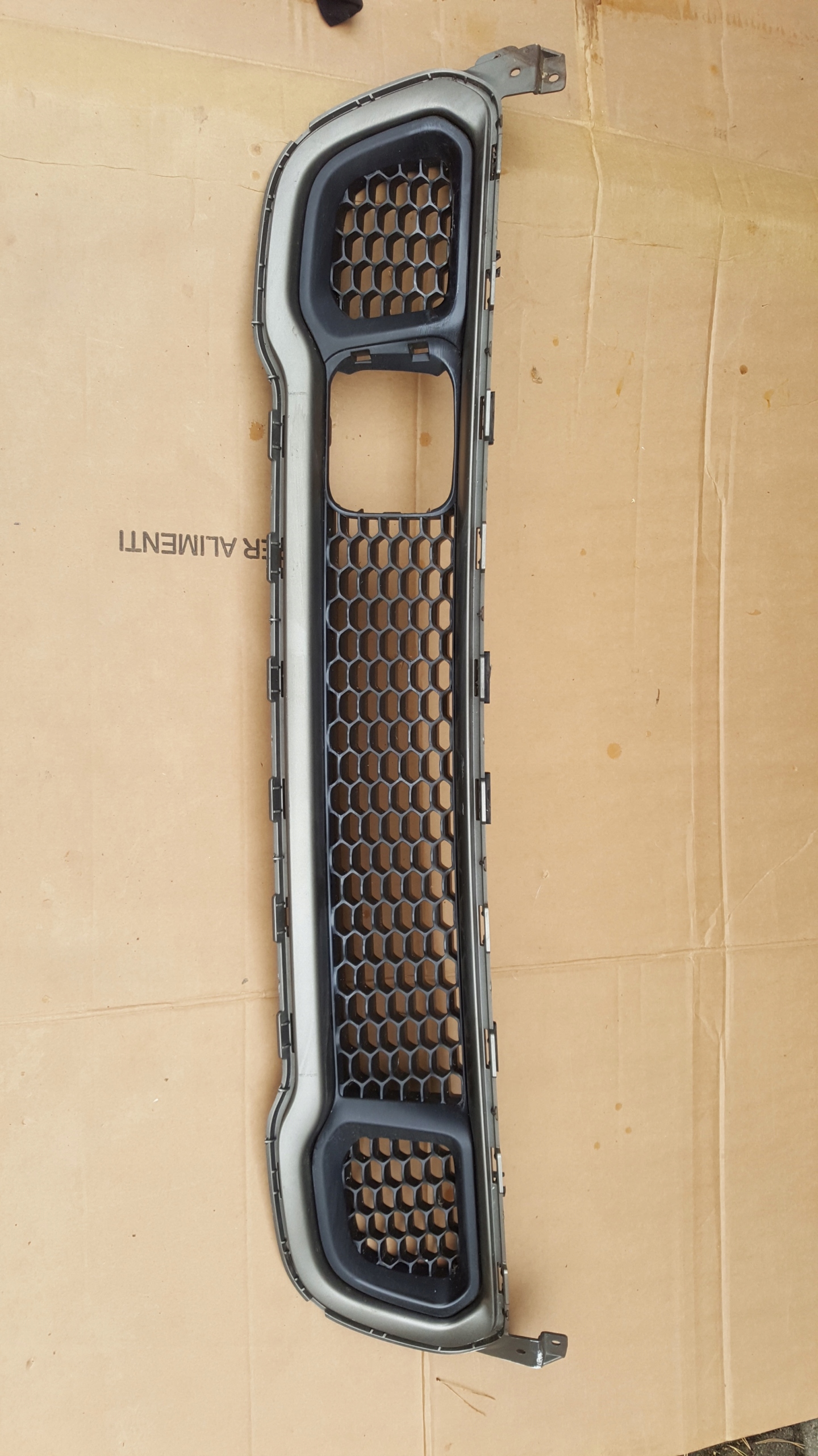 JEEP CHEROKEE 14-17 KRATKA SRODKOWA ZDERZAK PRZÓD