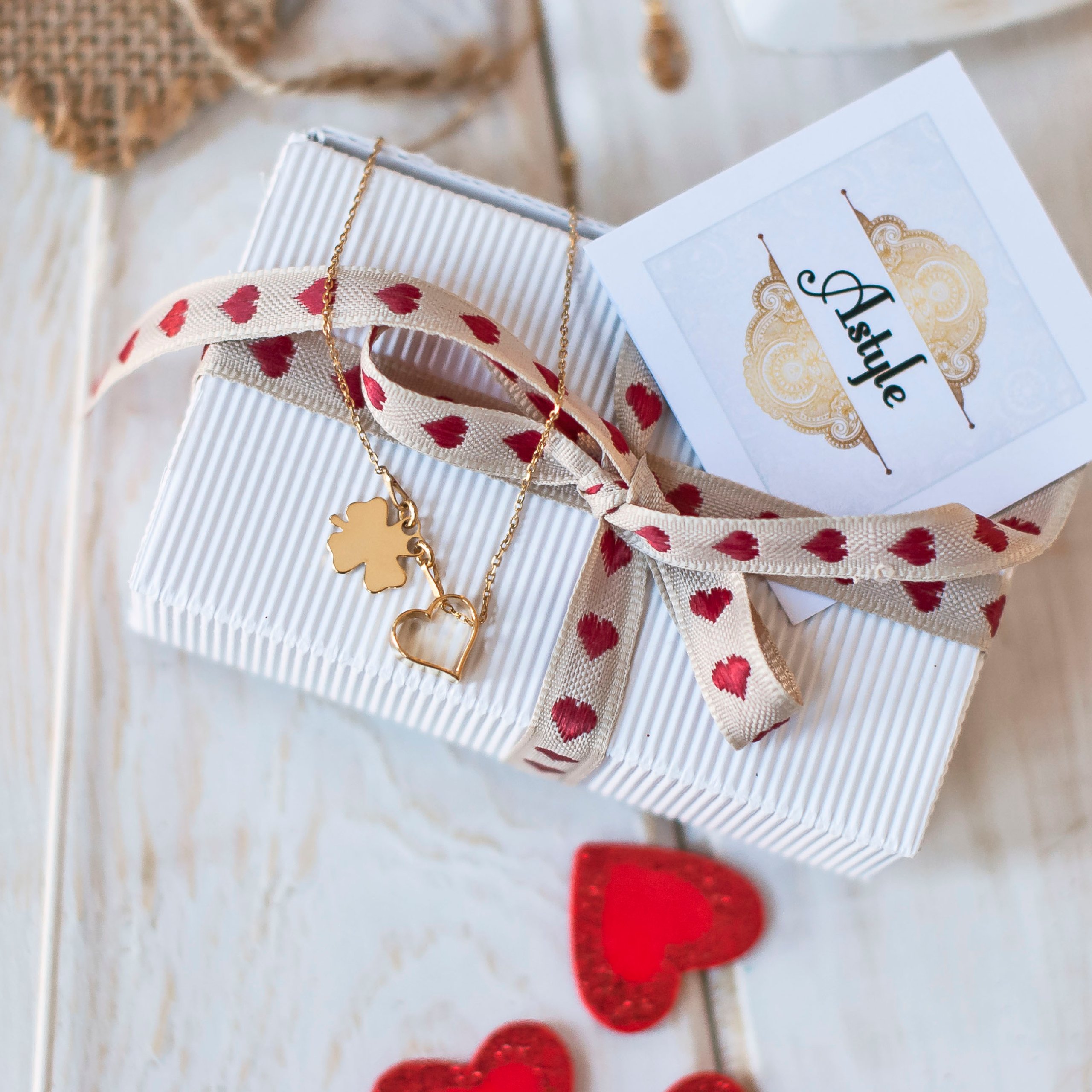 Naszyjnik z kucykiem - konikiem złocenie różowe Długość całkowita 40.1 cm