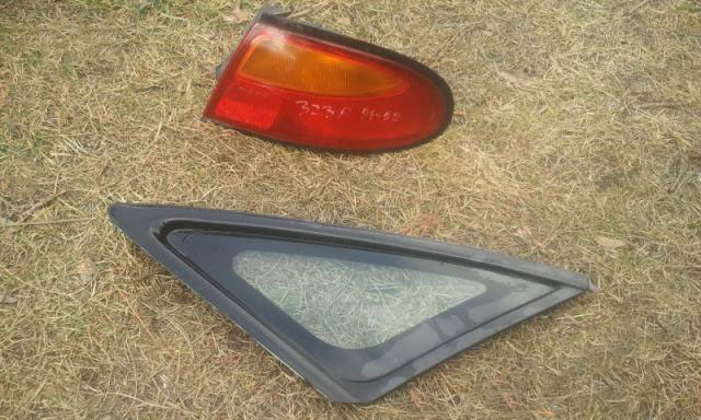 Mazda 323 BA 1994-1998 szyba boczna prawa tył trój