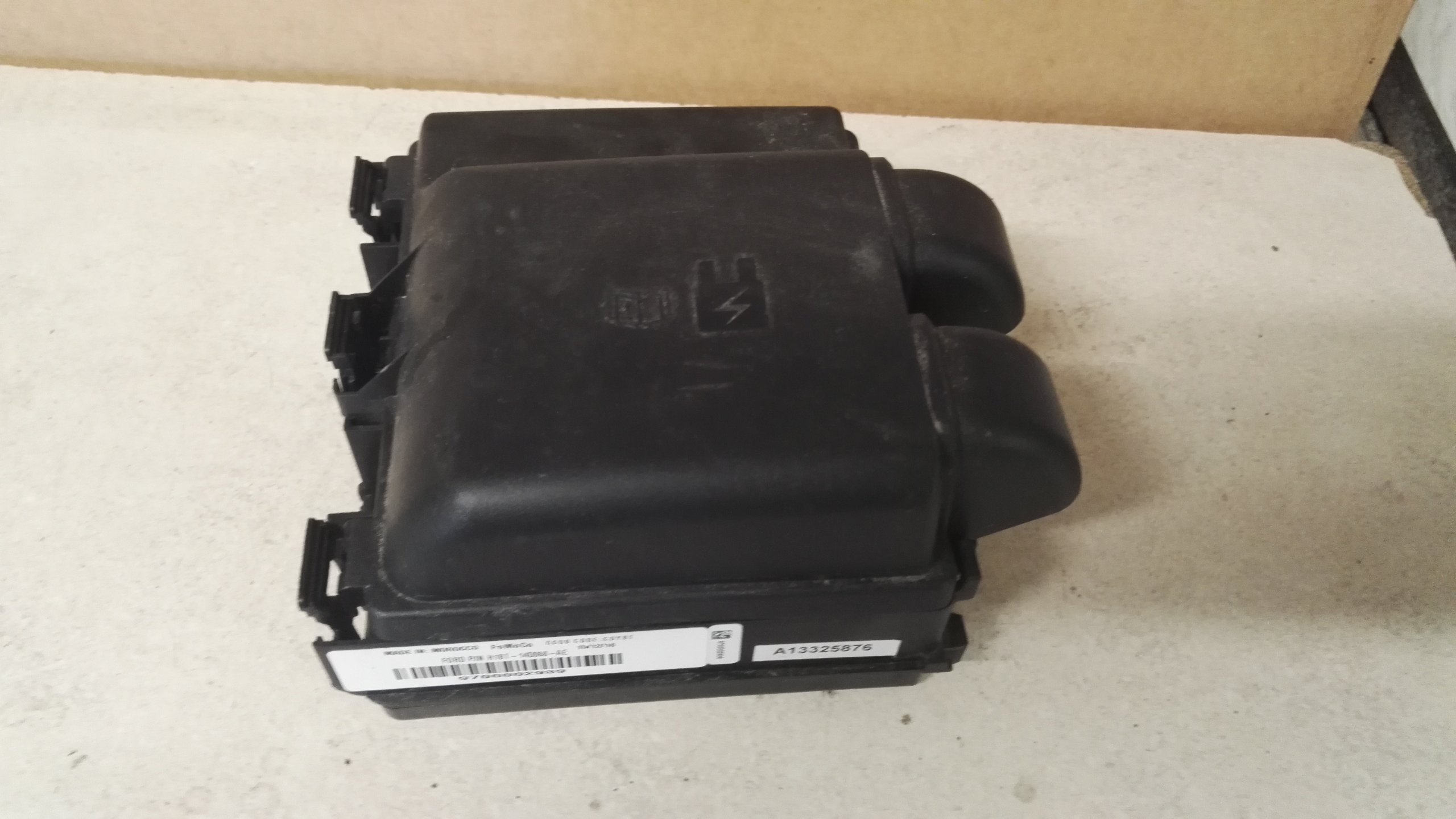 FORD FIESTA MK8 2017 R SKRZYNKA BEZPIECZNIKÓW