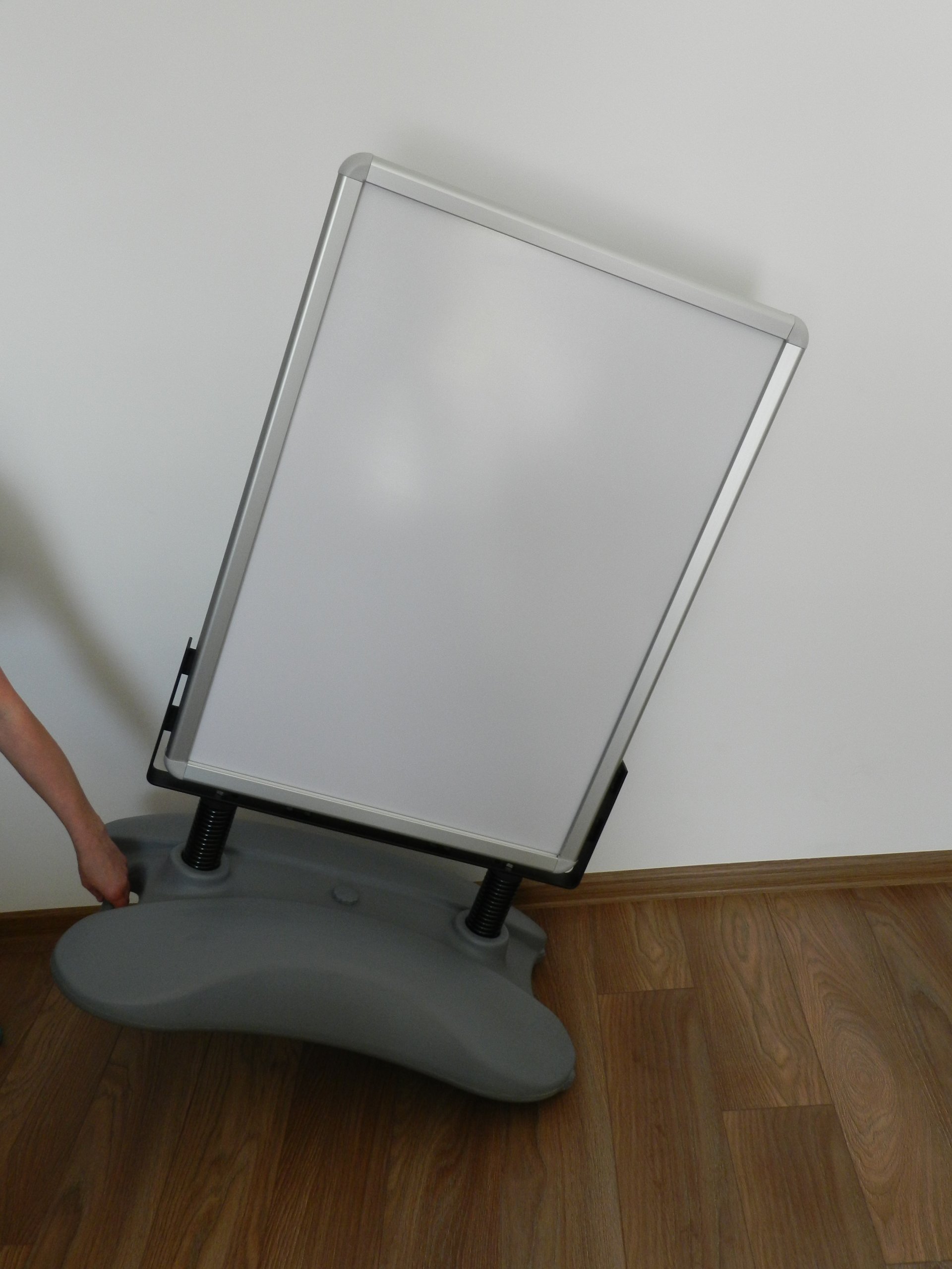 POTYKACZ REKLAMOWY B2 2STR. PODSTAWA NA WODĘ + FOLIA ANTYREF. PROFIL 33MM Typ dwustronny