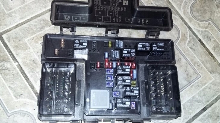 FORD MONDEO MK5 1.6 TDCI SKRZYNKA BEZPIECZNIKÓW