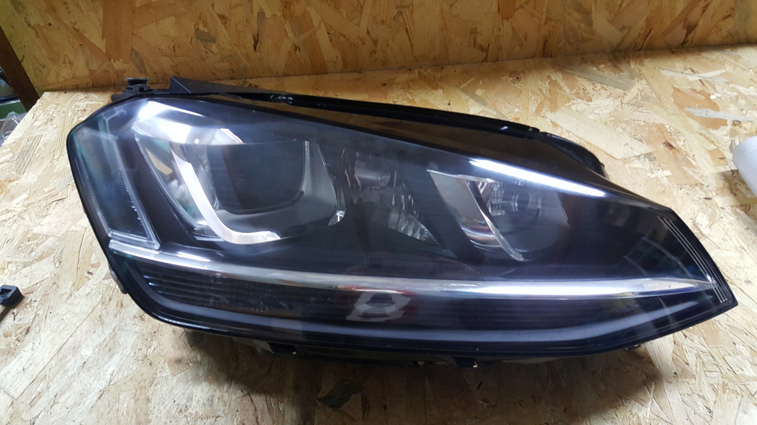 LAMPA PRAWA PRZÓD PRZEDNIA VW GOLF VII 7 5G0 XENON