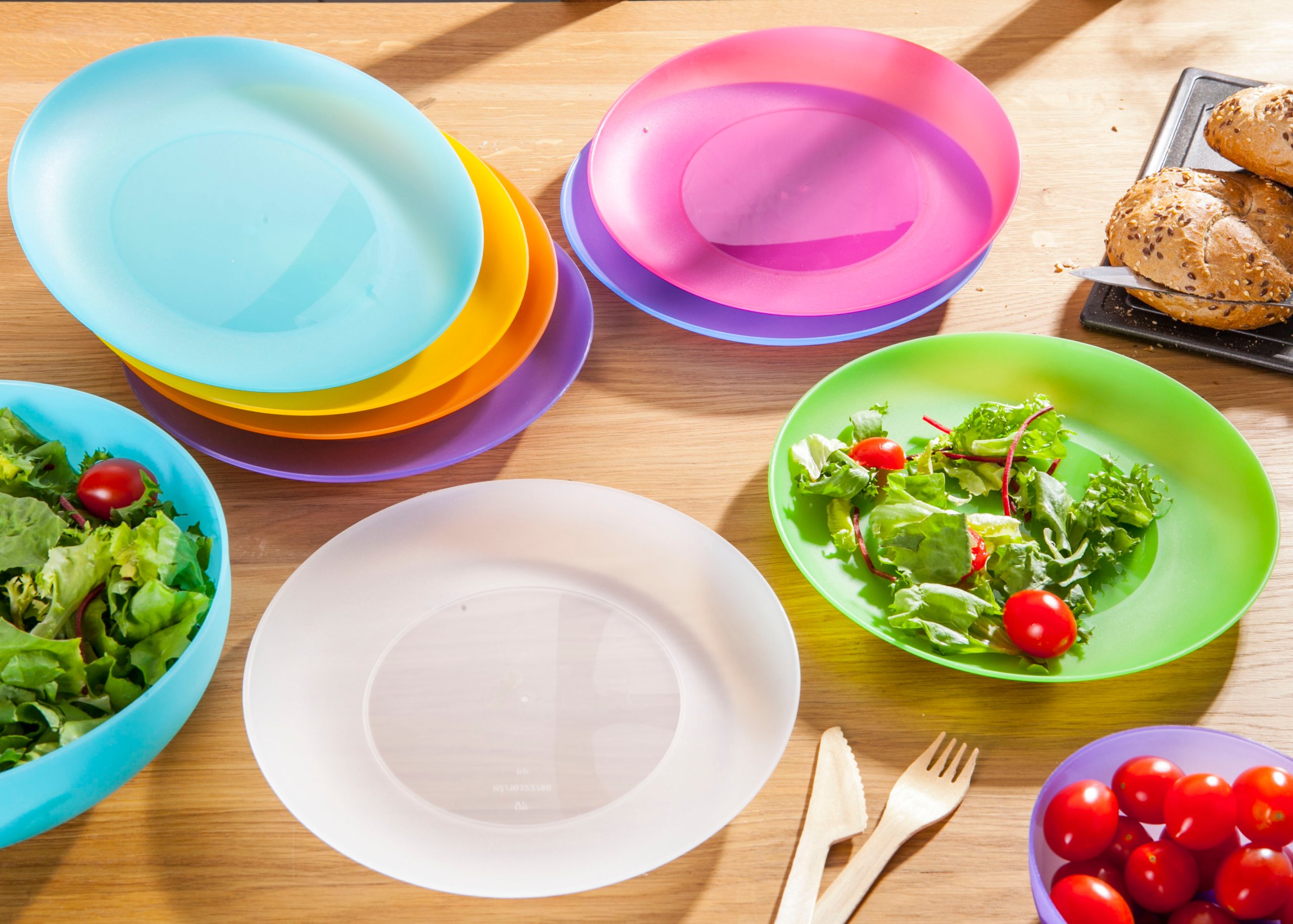 Купить тарелку для еды. Пластиковые тарелки. Тарелки из пластмассы. Пластиковая посуда. Пластиковая посуда многоразовая.