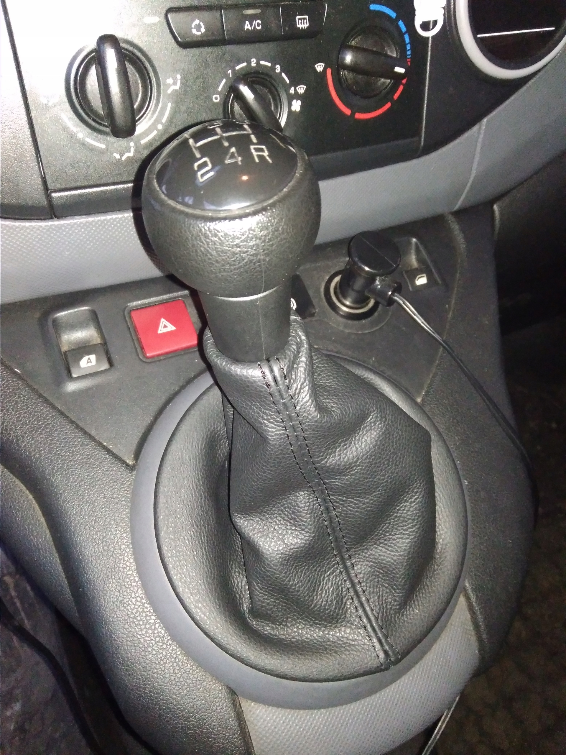 MIESZEK NA SRZYNIĘ BIEGÓW SKÓRA CITROEN BERLINGO II 2 (2008-2017) POKROWIE Typ samochodu Samochody osobowe