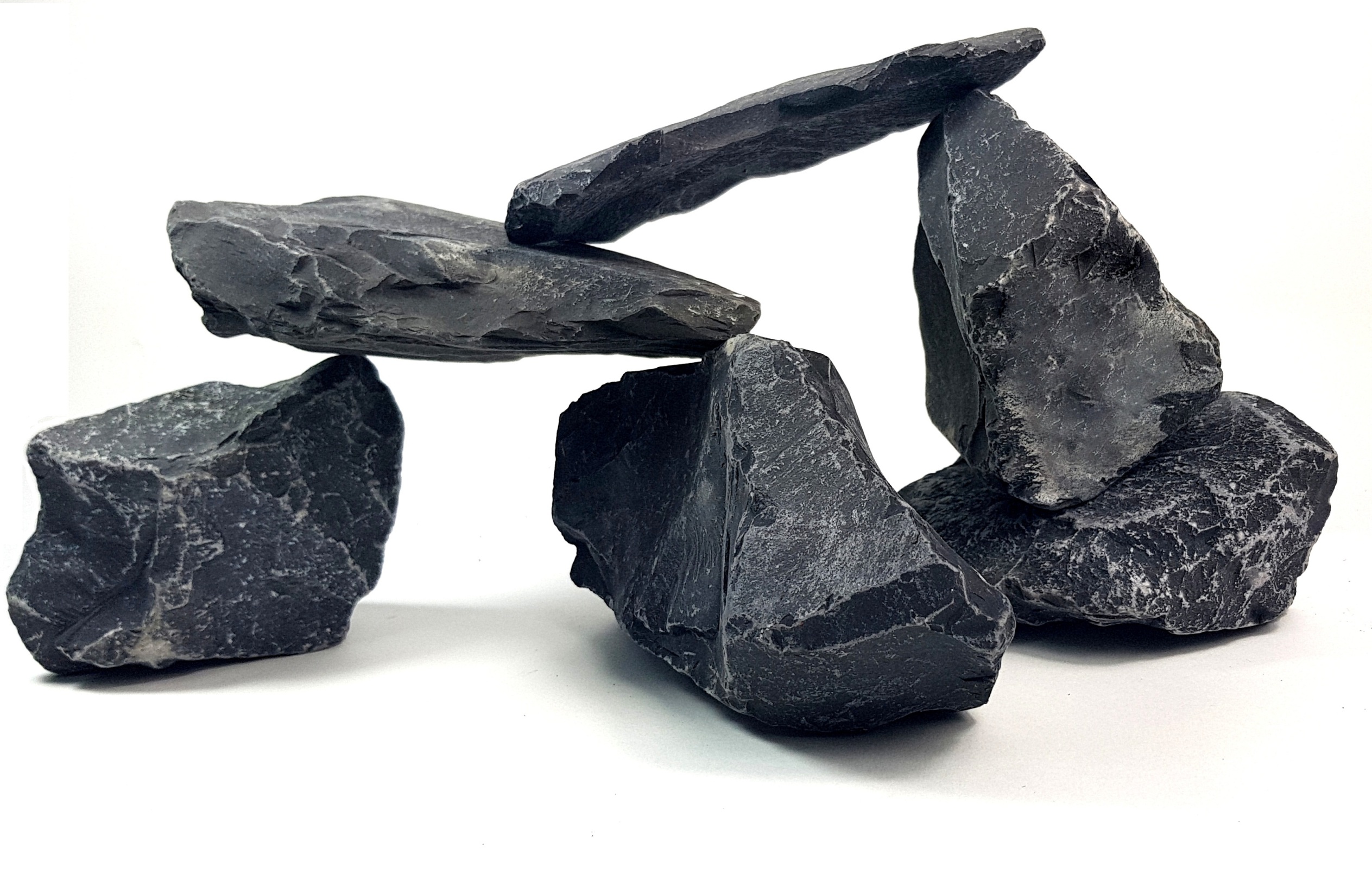 Черный камень читать. Аквариум с черными камнями. Черный камень. Сланцевый камень в аквариуме. Черный природный камень.
