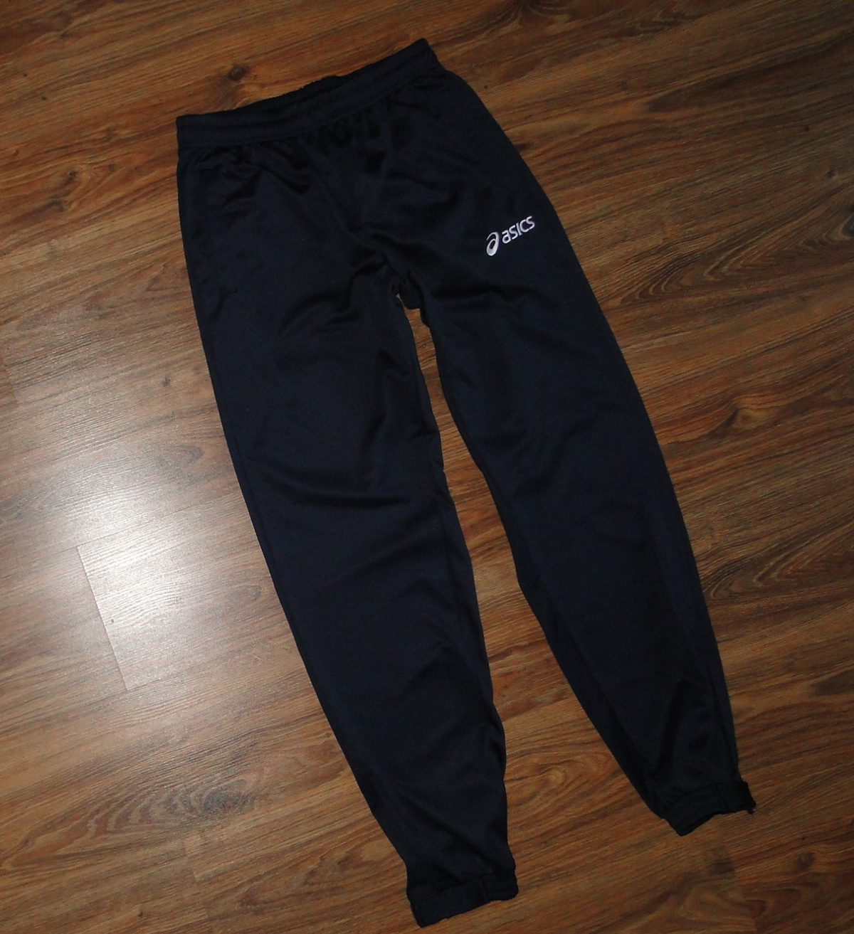 Штаны аутвенгер зимние. Порванные брюки. Брюки на девочку адидас. Кроссы с брюками. Штаны бу.