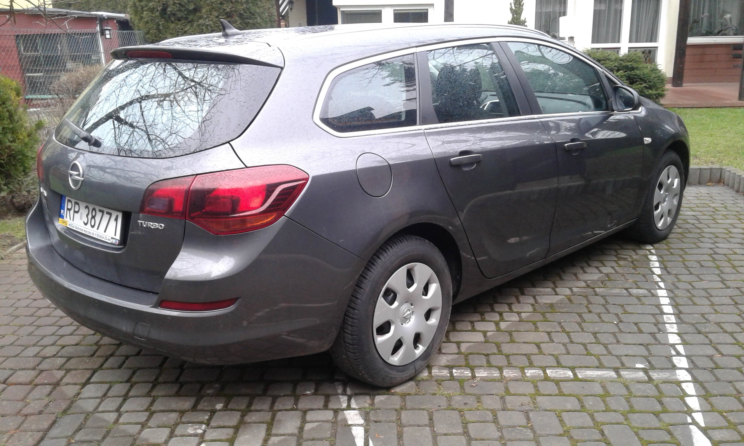 Opel astra 2011 года