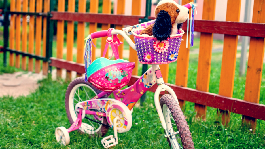 Naklejki, dzwonki i koszyki – jak w prosty sposób ozdobić rowerek dziecięcy?