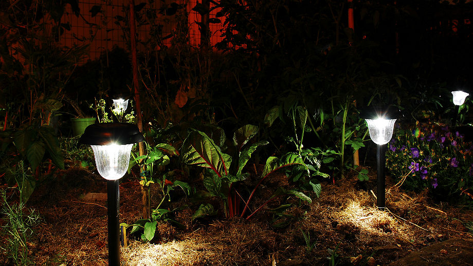 Dokonalé osvetlenie v záhrade - lampy, svietniky a svietidlá