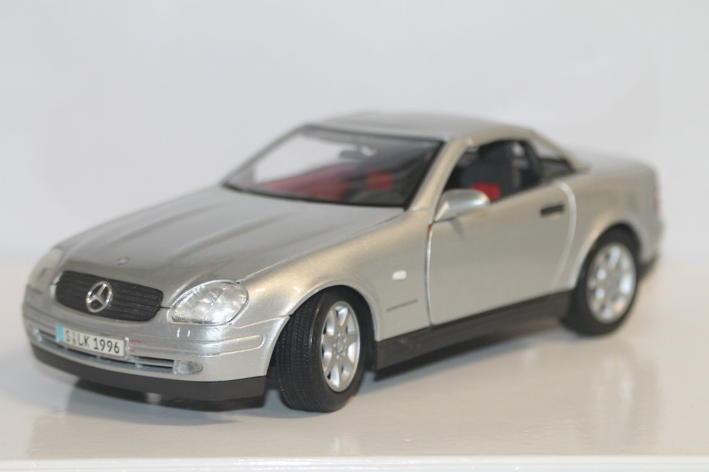 MAISTO- MERCEDES SLK 230 R170 1/18