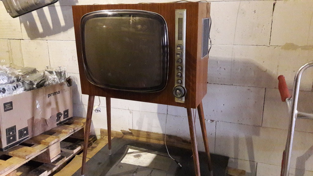 Stary telewizor PRL