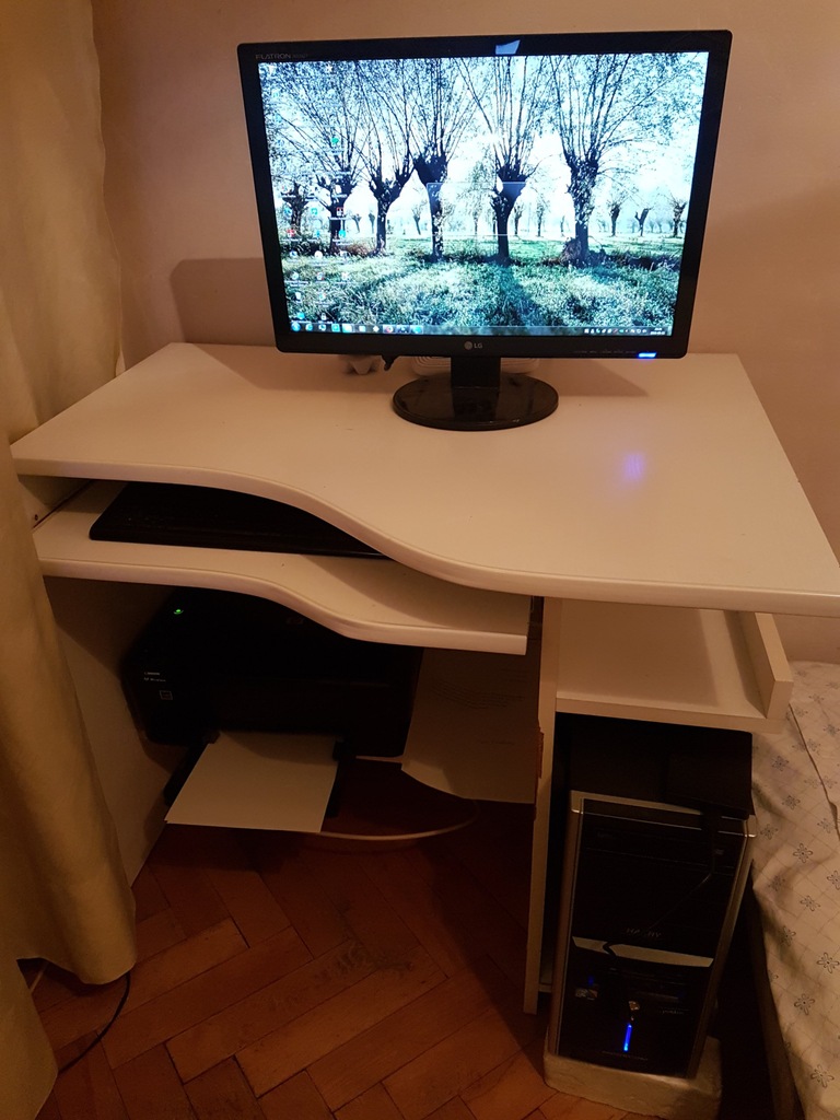 KOMPUTER STACJONARNY Z MONITOREM I BIURKIEM