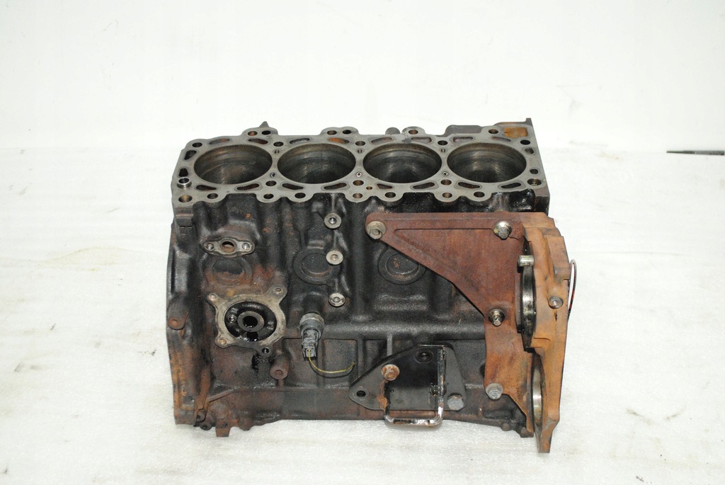 BLOK SILNIKA NISSAN NAVARA D22 2.5 133KM YD25