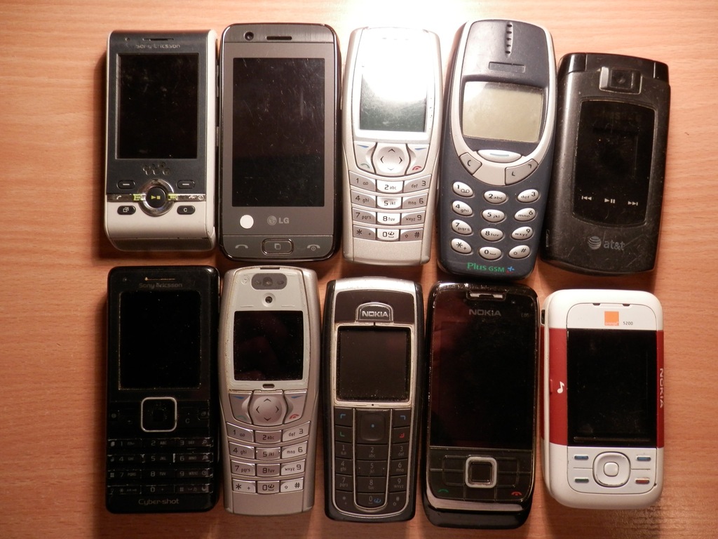 Stare telefony komórkowe - jak na zdjęciu