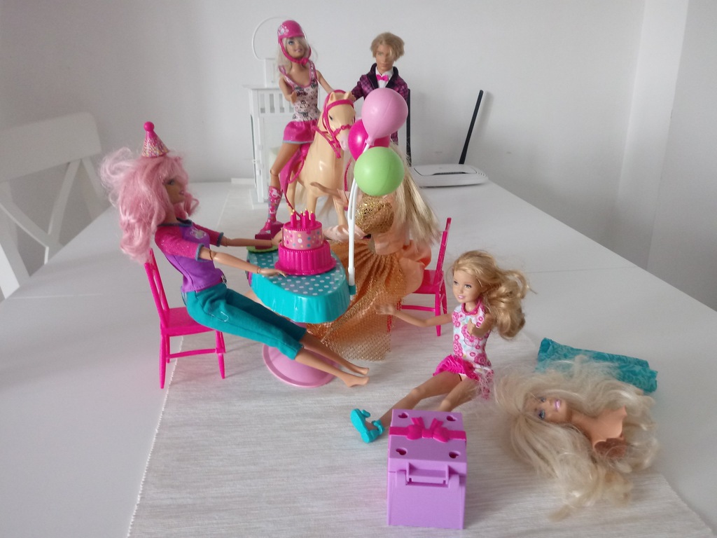4 lalki Barbie, Ken, koń i zestaw urodzinowy