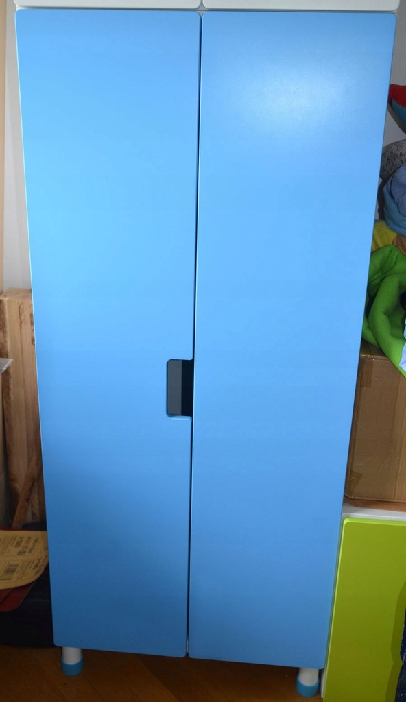 Szafa z niebieskimi drzwiami do pokoju dziecięcego