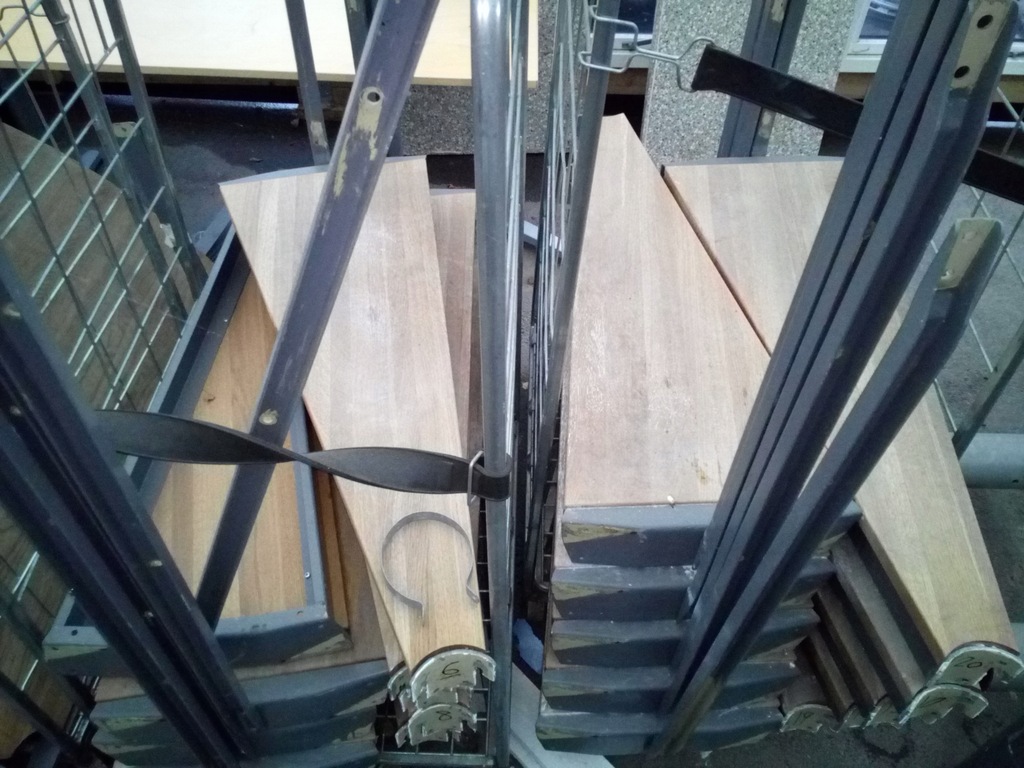 Schody kręcone metalowo drewniane