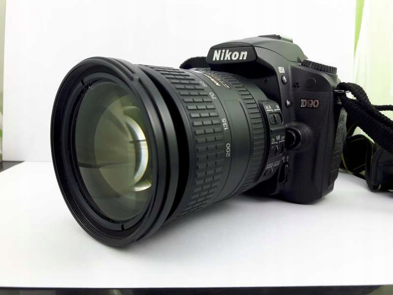 NIKON D90 + NIKKOR 18-200 1:3,5-5,6 BEZ ŁADOWARKI
