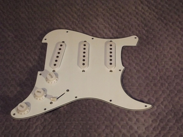 Kompletny Picguard typu Fender Stratocaster+śruby