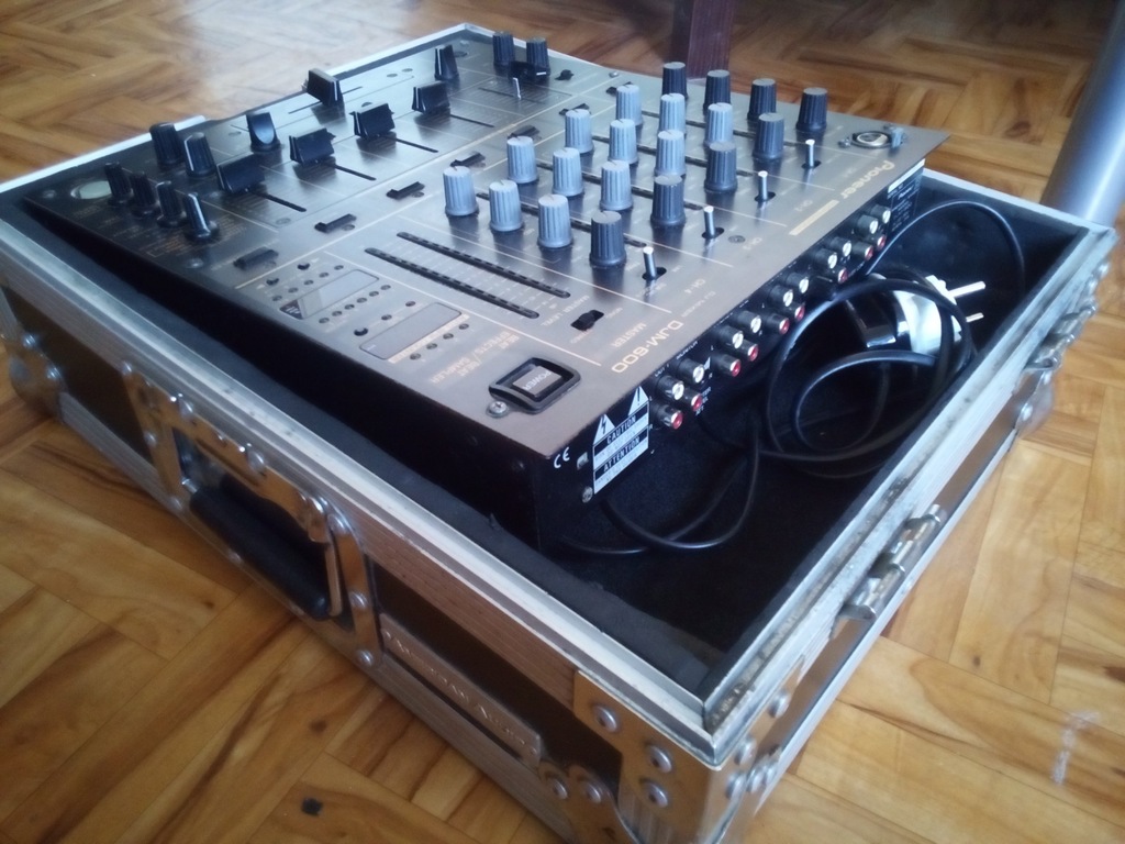 Pioneer DJM 600 mixer + Case gratis