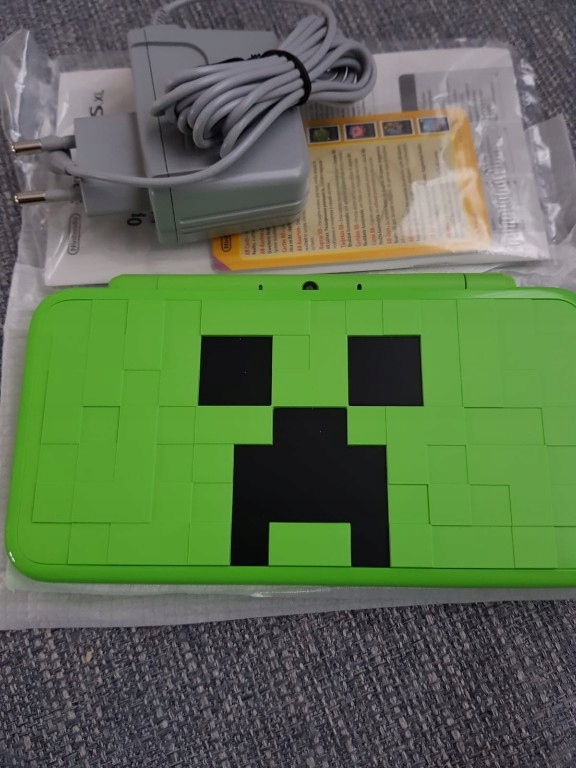 New NINTENDO 2DS XL MINECRAFT