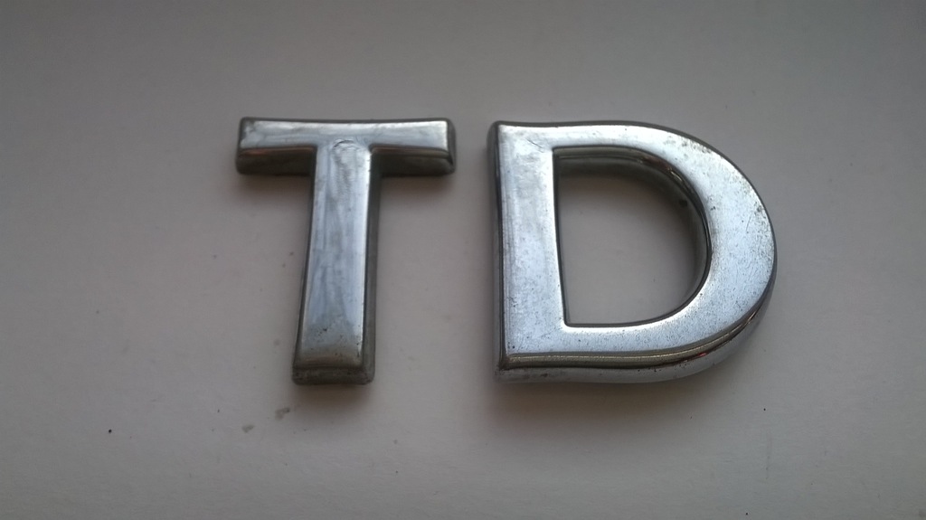 emblemat znaczek logo napis literki TD 5/2,8 cm